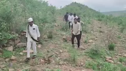 మార్కాపురం: గొట్టిపాడియా గ్రామంలో ప్రభుత్వ భూమిని పరిశీలించిన ఎమ్మార్వో చిరంజీవి