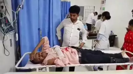 सिवान: ट्रक ने बाइक सवार को मारी टक्कर, बाइक सवार गंभीर रूप से घायल, सदर अस्पताल में भर्ती