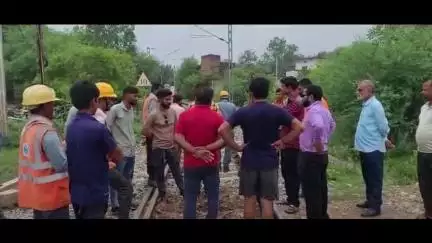 मारुति नगर में रास्ता प्रभावित होने पर रहवासियों का प्रदर्शन, मौके पर पहुंची आरपीएफ