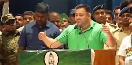 पटना ग्रामीण: बापू सभागार में तेजस्वी यादव ने की सीएम नीतीश कुमार की नकल, खूब लगे ठहाके