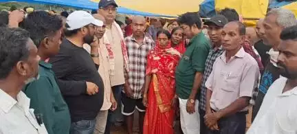 बूरमू: विधायक सुरेश कुमार बैठा ने बुढ़मू प्रखंड के कनाड़ी निवासी के घर जाकर दी श्रद्धांजलि