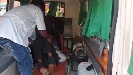 एटा: मलावन कस्बा बिजली घर के समीप बाइक और ऑटो की भीषण भिड़ंत में बाइक सवार व्यक्ति गंभीर घायल, मेडिकल कॉलेज किया गया रेफर
