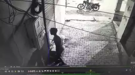 शाहजहांपुर: टाउन हॉल स्थित आईटीएमएस से तार काटने वाले चोर को गिरफ्तार किया गया, सीसीटीवी में चोर कैद