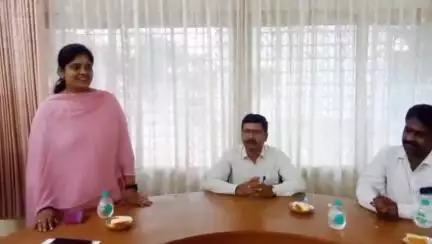 ಹನೂರು: 15 ವರ್ಷದ ಸೇವೆಗೆ ಸ್ಮರಣೀಯ ಬೀಳ್ಕೊಡುಗೆ;. ಕಾವ್ಯರಿಗೆ ಹನೂರು ತಹಸೀಲ್ದಾರ್ ಕಚೇರಿಯಲ್ಲಿ ಸನ್ಮಾನ