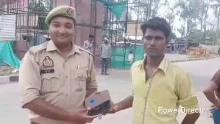 राजापुर: सीतापुर पुलिस ने ऑपरेशन मुस्कान के तहत खोए हुए मोबाइल को खोजकर उसके स्वामी के सुपुर्द किया