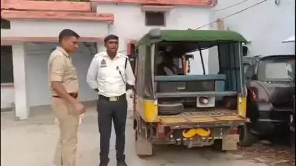 हसनपुर: हसनपुर नगर में टेंपू चला रहे नाबालिग को ट्रैफिक पुलिस ने पकड़ा, एक टेंपू किया सीज