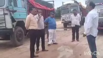जामताड़ा: चाकरी FCI गोदाम में सड़ा चावल आने पर DC ने दिए जांच के आदेश, SDO ने मौके पर लगाई फटकार