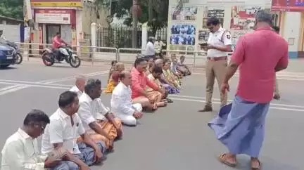 தஞ்சாவூர்: மாநகராட்சி அலுவலகம் முன்பு சாலை மறியல் போராட்டத்தில் ஈடுபட்ட மாமன்ற உறுப்பினர்கள்