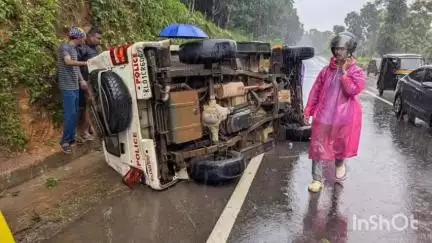 കാഞ്ഞിരപ്പള്ളി: ടയറുകൾ തേഞ്ഞ് തിർന്ന നിലയിൽ, മണിമലയ്ക്ക് സമീപം പ്രതിയുമായി പോയ പോലീസ് ജീപ്പ് നിയന്ത്രണം വിട്ട് മറിഞ്ഞു