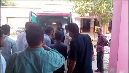 शिकोहाबाद: शिकोहाबाद रेलवे स्टेशन पर मालगाड़ी की चपेट में आने से 17 साल की किशोरी की मौत, मौके पर पहुँची पुलिस