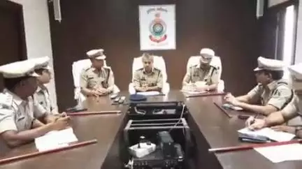 कवर्धा: राजनांदगांव के आईजी अभिषेक शांडिल्य ने कबीरधाम जिले के वनांचल ग्रामों का दौरा किया, पुलिस अधिकारियों से की बैठक