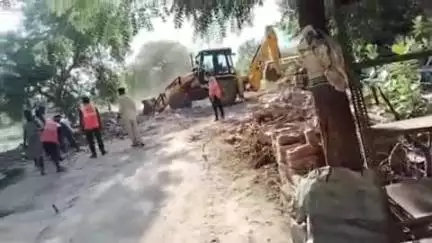 सुल्तानपुर: प्रशासन ने दर्जनों झुग्गियों पर चलाया बुलडोजर, संजय सिंह ने X पर लिखा- योगी जी, आपके आदेश की उड़ाई जा रही धज्जियां