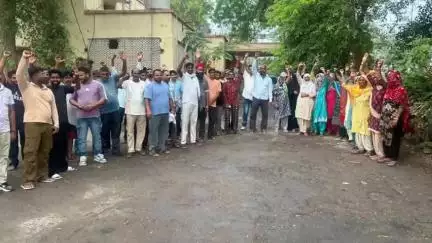 वार्ड नं. 8 और 7 में बिजली की समस्या से परेशान लोगों ने बिजली विभाग के खिलाफ किया रोष प्रदर्शन
