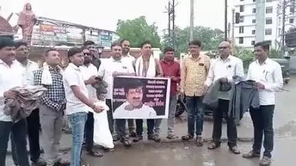 परभणी: युवक काँग्रेसने मारले आ.बबनराव लोणीकर यांच्या प्रतिमेला,जोडे, साडी जाहीर, महात्मा फुले पुतळा येथे आंदोलन