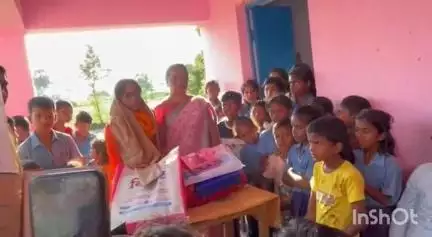 काशी चक: काशीचक के प्राथमिक विद्यालय गोनर बिगहा में स्थानांतरण के बाद शिक्षिका को दी गई विदाई