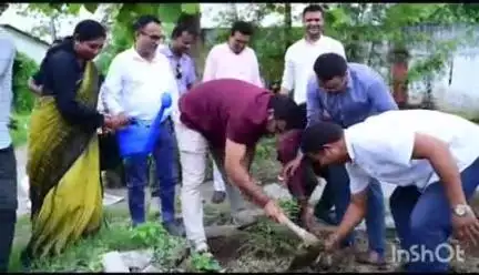 ସମ୍ବଲପୁର ମ୍ୟୁନିସିପାଲଟି: କେନ୍ଦ୍ରମନ୍ତ୍ରୀ ଧମେନ୍ଦ୍ର ପ୍ରଧାନ ଙ୍କ ଜନ୍ମ ଦିନ ଅବସର ରେ ରେଳ ନଗରରେ ବୃକ୍ଷ ରୋପଣ କାର୍ଯ୍ୟକ୍ରମ ଅନୁଷ୍ଠିତ