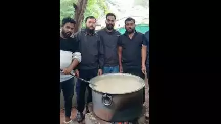 ಹುಬ್ಬಳ್ಳಿ ನಗರ: ನಗರದಲ್ಲಿ ಬೀದಿ ಶ್ವಾನಗಳಿಗೆ ಆಹಾರ ವಿತರಣೆ ಮಾಡಿದ ಹುಬ್ಬಳ್ಳಿ ಶ್ವಾನ ಪ್ರಿಯರ ಸಂಘ