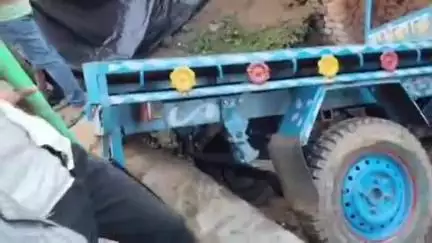 खैरा: बड़ीबाग गरही मुख्य मार्ग पर गरही मोड़ के समीप एक झर झरिया वाहन गड्ढे में गिरने से चालक घायल