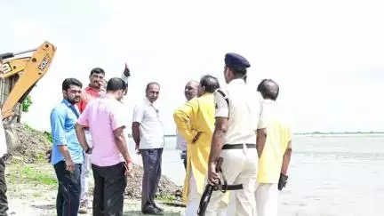 बैरिया: विधायक ने पूजाहा से सिंगाही तक पीढी रिंग बांध का अभियंताओं के साथ किया निरीक्षण
