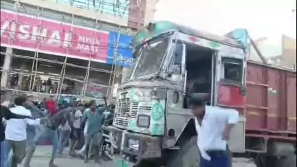 सिवान: मैरवा बाजार में बेकाबू ट्रक ने मचाया तांडव, छह घायल, ग्रामीणों ने ड्राइवर को पीटा