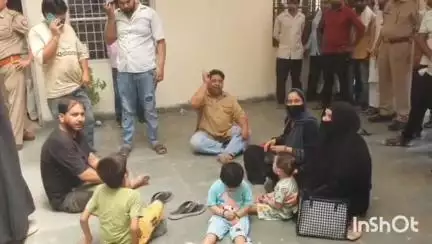 नगीना: नगीना में तहसीलदार के कार्यालय के बाहर एक युवक ने पेट्रोल डालकर आत्मदाह का प्रयास किया, मचा हड़कंप