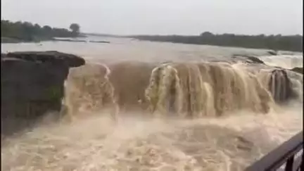 नांदेड: इस्लापूर येथील सहस्त्रकुंड धबधबा प्रवाहित झाला असून हा धबधबा ओसांडून वाहताना पाहायला मिळत आहे