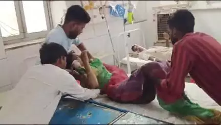 बांसवाड़ा: झेर गांव में महिला की साड़ी बाइक में फंसने से गिरी, सिर में लगी चोट, एमजीएच में उपचार जारी