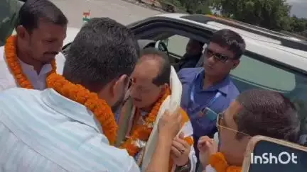 आमस: भारतीय जनता पार्टी के कार्यकर्ताओं ने उपमुख्यमंत्री विजय कुमार सिन्हा को माला पहनाकर स्वागत किया
