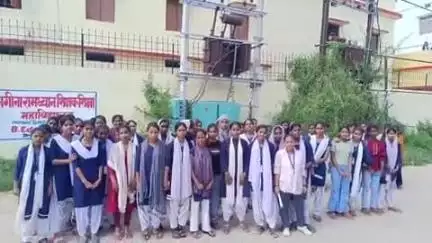 शिवहर: प्रोजेक्ट बालिका गर्ल हाई स्कूल के बगल से ट्रांसफार्मर हटाने को लेकर छात्राओं का प्रदर्शन #jansamasya