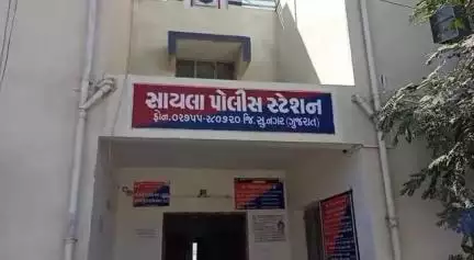 સાયલા: સાયલા પોલીસી સુદામડા ગામના પાટીયા પાસેથી એક્સ અક્ષને વિદેશી દારૂ સાથે ઝડપી પાડ્યો