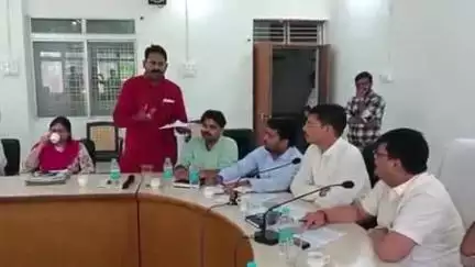 टीकमगढ़: नगर पालिका दफ्तर में बैठक, महिला पार्षद पतियों की एंट्री पर रोक, 21 प्रस्तावों को मिली मंजूरी