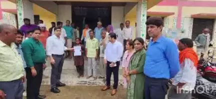 घाटोल: ग्राम पंचायत सोना मंगरी में पंडित दीनदयाल उपाध्याय अंतोदय संबल पखवाड़ा शिविर में पहुंचे ज़िला कलेक्टर