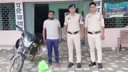 कवर्धा: सेन्हाभाटा में अवैध शराब परिवहन करने वाले आरोपी को कुंडा पुलिस ने 32 पौवा देशी शराब के साथ किया गिरफ्तार