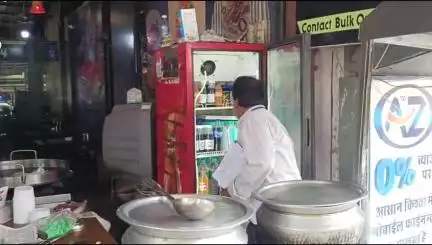 बांसवाड़ा: नया बस स्टैंड स्थित नॉनवेज होटलों पर खाद्य विभाग का जांच अभियान, विभाग ने लिए जांच के सैंपल