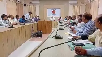 शाहजहांपुर: डीएम ने प्रत्येक न्याय पंचायत में एक-एक अस्थायी गौशाला के निर्माण के दिए निर्देश