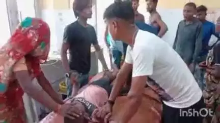 सादाबाद: बढार में किसान ने खेत की तारों में छोड़ा करंट, किशोर चिपक कर हुआ घायल, परिजनों ने पहुंचाया अस्पताल