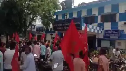 গড়বেতা ৩: 'রক্ষা করো জব কার্ড,আদায় করো কাজের অধিকার'; স্লোগান তুলে চন্দ্রকোণা রোডের BDO অফিসের সামনে CPI(M)-র বিক্ষোভ