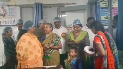 कोंडागांव: विधायक एवं कलेक्टर ने जिला अस्पताल के स्त्री एवं प्रसूति रोग वार्ड का किया निरीक्षण, महिलाओं को ममता किट का वितरण किया