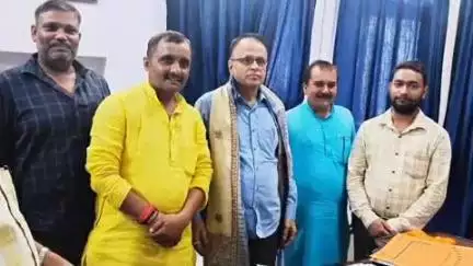 मुशहरी: बिहार विश्वविद्यालय में लंगट सिंह कॉलेज कर्मचारी संघ ने रजिस्ट्रार प्रोफेसर समीर कुमार शर्मा का किया अभिनंदन