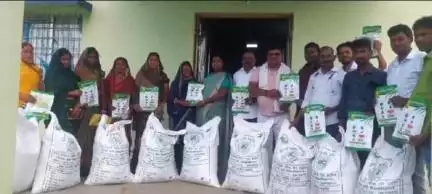 इचाक: इचाक में अनुसूचित जाति के किसानों के बीच उन्नत बीज वितरण कार्यक्रम सम्पन्न
