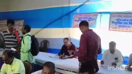 बांका: नगर परिषद बांका के मुख्य पार्षद पद के उपचुनाव के लिए मतदान कर्मियों को चुनाव सामग्री का वितरण