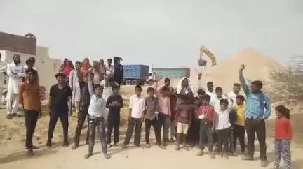 कोलायत: मढ़ गांव के हिंगलाजनगर के ग्रामीणों ने अवैध माइंस और क्रेशर बंद करवाने की मांग को लेकर किया विरोध प्रदर्शन
