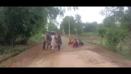 ପରଜଙ୍ଗ: ନିଳକଣ୍ଠ ପୁର ଗାଁ ରାସ୍ତାରେ ଶିଶୁଶ୍ରମିକମାନଙ୍କୁ କାମରେ ଲଗାଇଛି ଠିକାଦାର, ବର୍ଷାରେ ଚାଲିଛି  ପିଚୁକାମ।