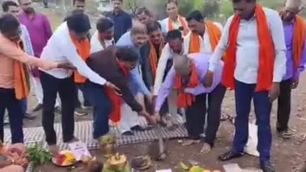 कवर्धा: ग्राम बंदौरा में ₹34 लाख की लागत से बनने वाले सामुदायिक भवन को लेकर सांसद संतोष पांडे ने किया भूमिपूजन