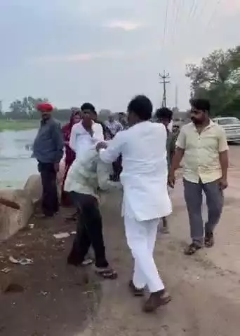 टीकमगढ़: महेंद्र सागर तालाब पर युवक के साथ चापू, चप्पल और लात-घूसों से मारपीट, सोशल मीडिया पर वीडियो वायरल