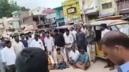 కళ్యాణదుర్గం: రాత్రికి రాత్రే అక్రమంగా ఏర్పాటు చేసిన బంకులను తొలగించాలని కళ్యాణదుర్గం గాంధీ సర్కిల్ వద్ద వైసీపీ శ్రేణుల ఆందోళన