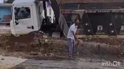 शाहपुर: 39 मील में मिट्टी से भरा ट्रक गड्ढे में धंसा, लोगों को भारी परेशानी का सामना करना पड़ा