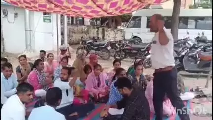 डूंगरपुर: प्लेसमेंट एजेंसी के कार्मिकों ने धरना-प्रदर्शन किया, आरएनए संगठन से मांगा समर्थन