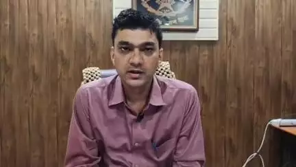 मंडला: मंडला पुलिस ने जुआ फड़ पर दबिश देकर 8 जुआरियों से ₹3400 और ₹1 लाख का सामान किया ज़ब्त