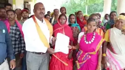 बोडला: ग्राम ढोलबज्जा में राशन न मिलने पर सैकड़ों आदिवासी समुदाय के लोग कलेक्ट्रेट पहुंचे, की मांग